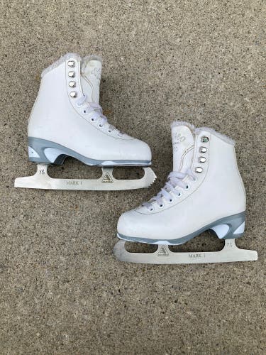White Jackson Cameo Figure Skates | Size J12