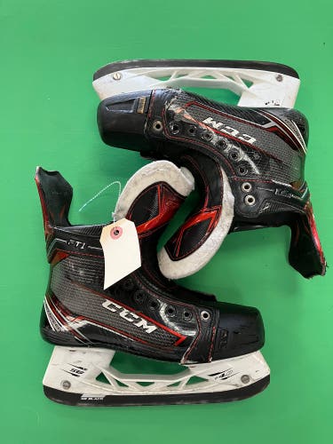Intermediate CCM JetSpeed FT1 Hockey Skates Regular Width Size 4.5 (Used)