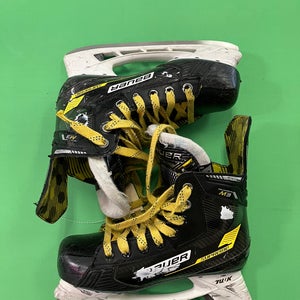 Intermediate Bauer Supreme M3 Hockey Skates Regular Width Size 4 (Used)