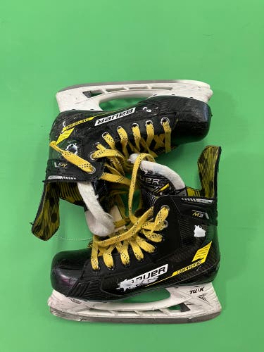 Intermediate Bauer Supreme M3 Hockey Skates Regular Width Size 4 (Used)