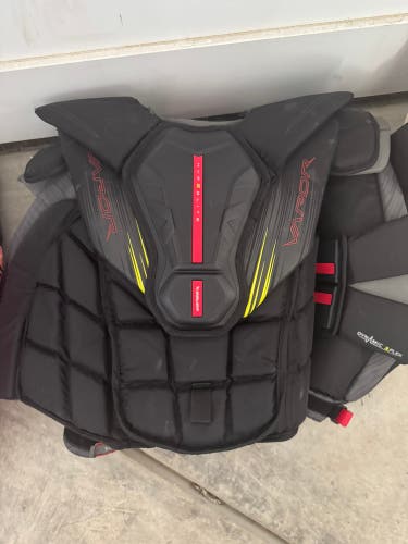 MEDIUM Bauer Vapor Hyperlite 2 Goalie Chest Protector (Used)