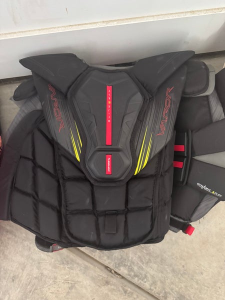 MEDIUM Bauer Vapor Hyperlite 2 Goalie Chest Protector (Used)