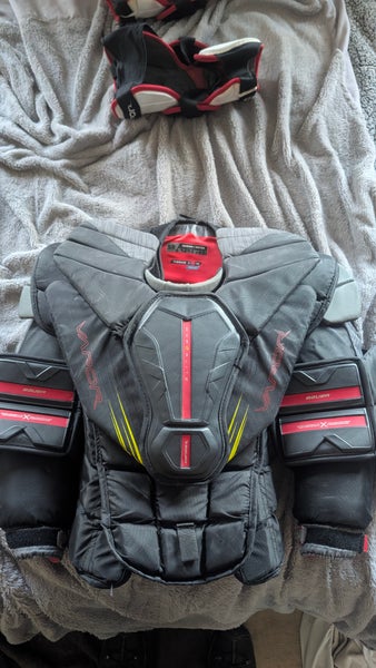 Medium Bauer Vapor Hyperlite 2 Goalie Chest Protector (Used)