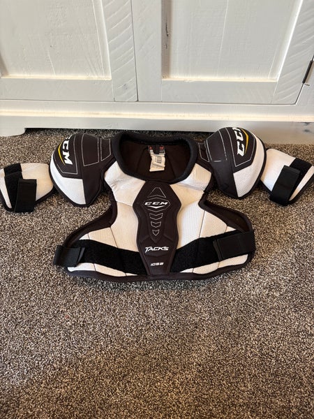Men's Junior Medium/Large CCM Tacks 1052 Shoulder Pads (New)