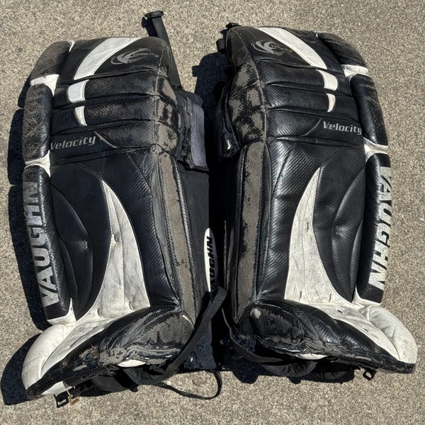 35" Vaughn Velocity 7000 V1 Goalie Leg Pads (Used)