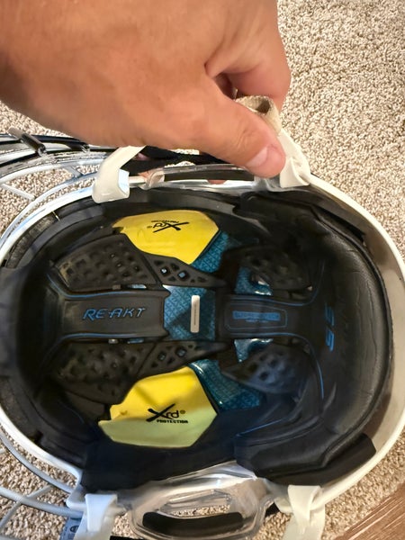 Medium Bauer Re-Akt 95 Helmet (Used)