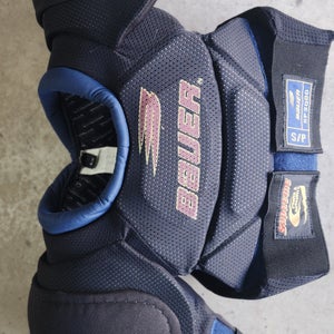Small Senior Bauer Supreme 3000 Shoulder Pads (Used)