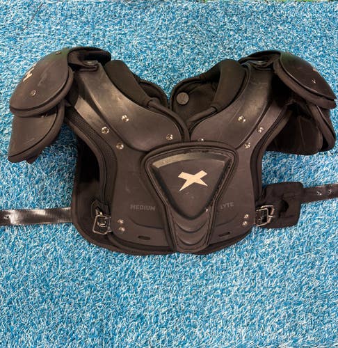 Medium Youth Xenith Flyte Shoulder Pads (Used)