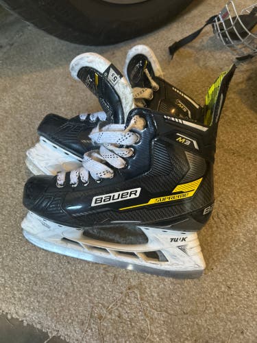 2023 Bauer Supreme M3 Hockey Skates Regular Width Size 5.5 (Used)