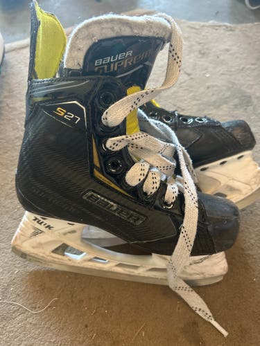 2022 Bauer Supreme S27 Hockey Skates Regular Width Size 1.5 (Used)