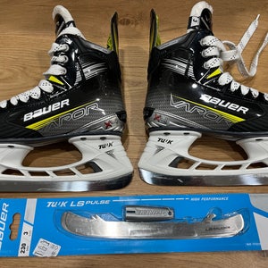 2025 Bauer Vapor X4 Junior Hockey Skates Size 3 fit2 (lightly used)