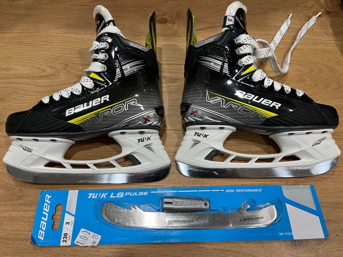 2025 Bauer Vapor X4 Junior Hockey Skates Size 3 fit2 (lightly used)