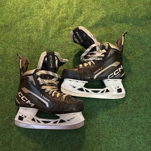 Intermediate CCM AS-V Hockey Skates (Regular) 
 Size 4.5 (Used)
