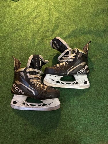 Intermediate CCM AS-V Hockey Skates (Regular)
Size 4.5 (Used)