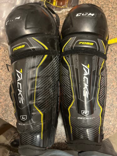 Junior CCM Tacks 7092 11" Shin Pads (Used)