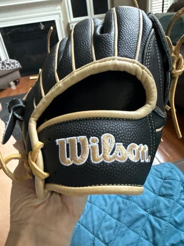 2024 Wilson RH Pitcher's A2000 B2 Baseball Glove 12" (Used)