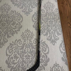 Intermediate Bauer Vapor Hyperlite 2 Right Handed Hockey Stick P28 (New)