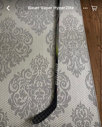 Intermediate Bauer Vapor Hyperlite 2 Right Handed Hockey Stick P28 (New)