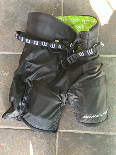 Black Youth Medium Winnwell Hockey Pants (Used)