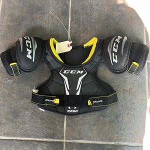 Medium Youth CCM Tacks 9550 Shoulder Pads (Used)