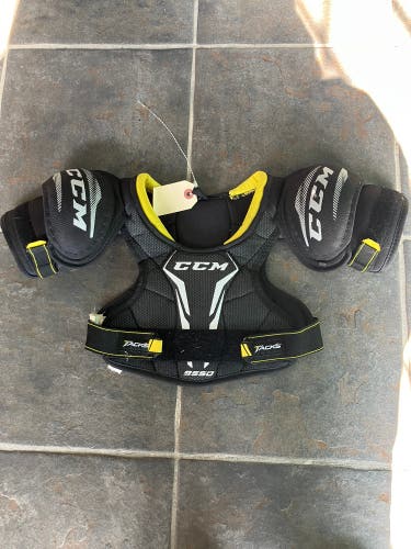 Medium Youth CCM Tacks 9550 Shoulder Pads (Used)