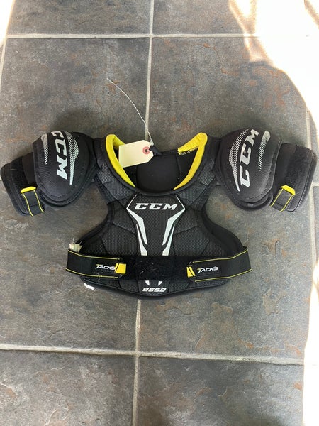 Medium Youth CCM Tacks 9550 Shoulder Pads (Used)