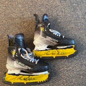 2024 Bauer Vapor Hyperlite 2 Hockey Skates Regular Width 7.5 (Used)