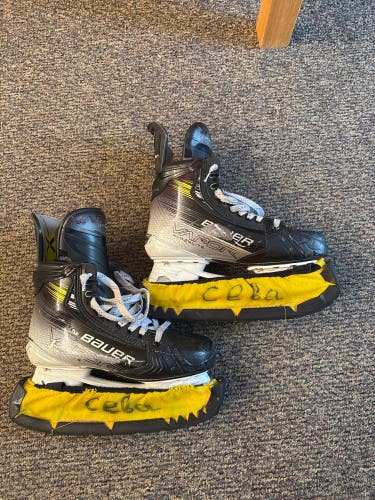2024 Bauer Vapor Hyperlite 2 Hockey Skates Regular Width 7.5 (Used)