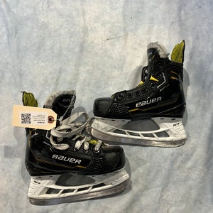 Youth Bauer Supreme M5 Pro Hockey Skates Regular Width 11 (Used)