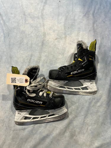 Youth Bauer Supreme M5 Pro Hockey Skates Regular Width 11 (Used)