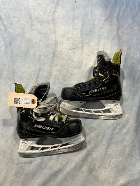 Youth Bauer Supreme M5 Pro Hockey Skates Regular Width 11 (Used)