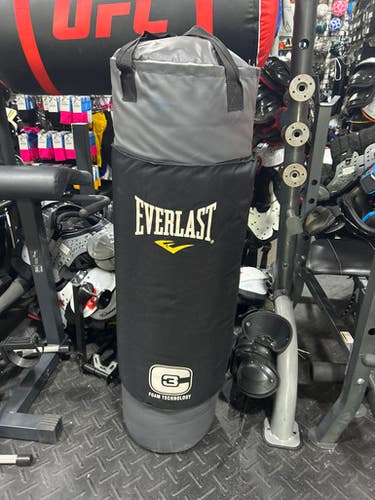 Used Everlast 100LB FOAM TECHNOLOGY Boxing Heavy Bag Black 100 lb 11605-S000205776