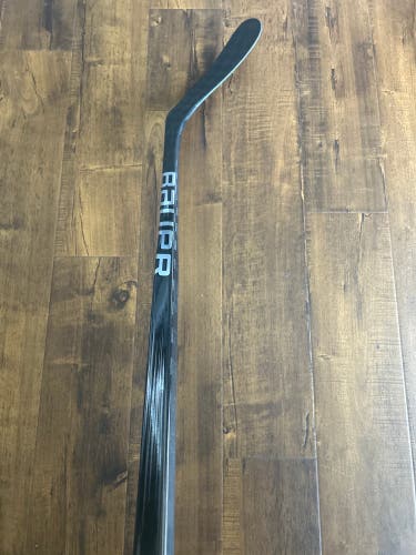 Senior Bauer Ag5nt - dressed as Vapor Hyperlite2 blacked out Hockey Stick RH P28 (New)