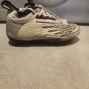 White Kids 6Y (Big Kids / Youth) Youth New Balance Mid Top Turf and grass Cleats (Used)