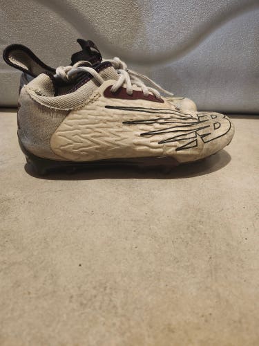White Kids 6Y (Big Kids / Youth) Youth New Balance Mid Top Turf and grass Cleats (Used)