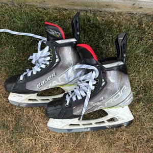 2021 Bauer Vapor Hyperlite Hockey Skates Narrow Width 10.5 (Used)