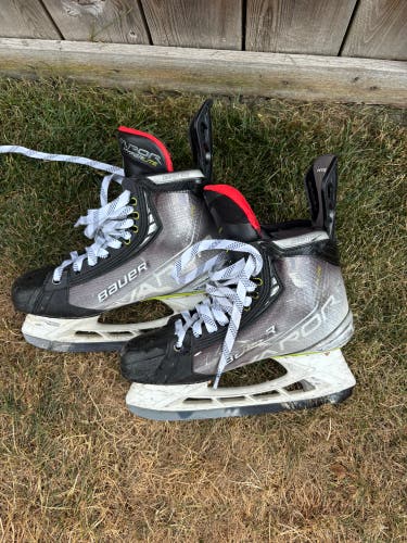 2021 Bauer Vapor Hyperlite Hockey Skates Narrow Width 10.5 (Used)