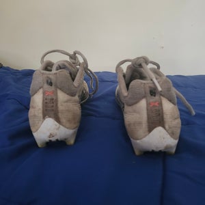 White Kids 7Y (Big Kids / Youth) Youth New Balance Low Top Turf Cleats (Used)