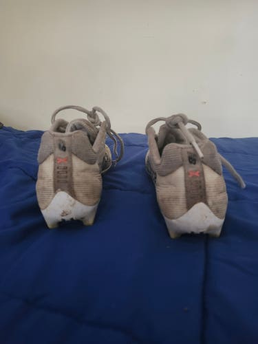 White Kids 7Y (Big Kids / Youth) Youth New Balance Low Top Turf Cleats (Used)