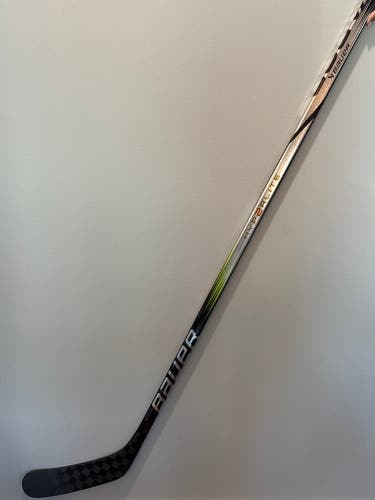 Intermediate Bauer Vapor Hyperlite 2 Right Handed Hockey Stick P92 Max Blade (Barely Used)