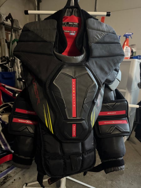 Small Bauer Vapor Hyperlite 2 Goalie Chest Protector (Used)