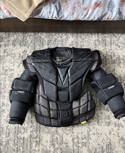 Bauer Hyperlite Chest Protector (size large)
