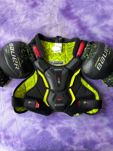 Medium Junior Bauer Vapor 3X Shoulder Pads (Used)