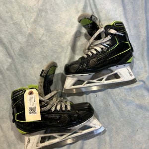 Junior Bauer GSX Hockey Goalie Skates Regular Width Size 2 (Used)