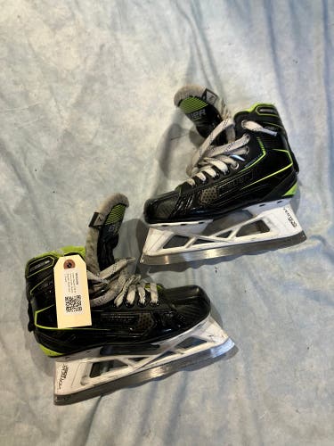 Junior Bauer GSX Hockey Goalie Skates Regular Width Size 2 (Used)