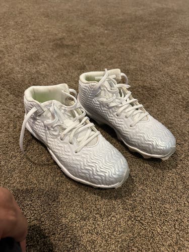 Unisex 5Y (Big Kids / Youth) Under Armour High Top Molded Cleats (Used)