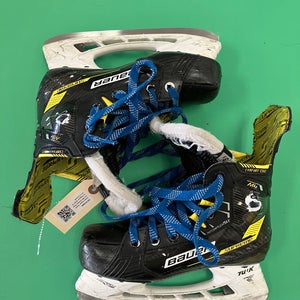 Junior Bauer Supreme M4 Hockey Skates Regular Width Size 3.5 (Used)