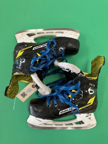 Junior Bauer Supreme M4 Hockey Skates Regular Width Size 3.5 (Used)