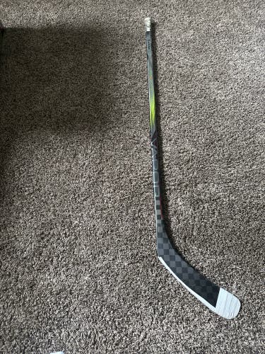 Youth Bauer Vapor Hyperlite 2 Right Handed Hockey Stick P92 (Used)