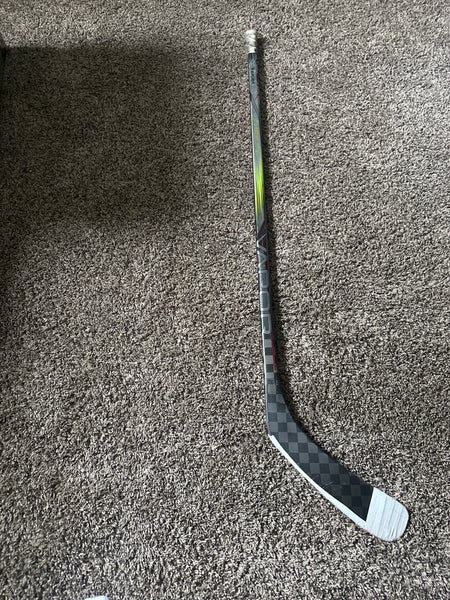 Youth Bauer Vapor Hyperlite 2 Right Handed Hockey Stick P92 (Used)